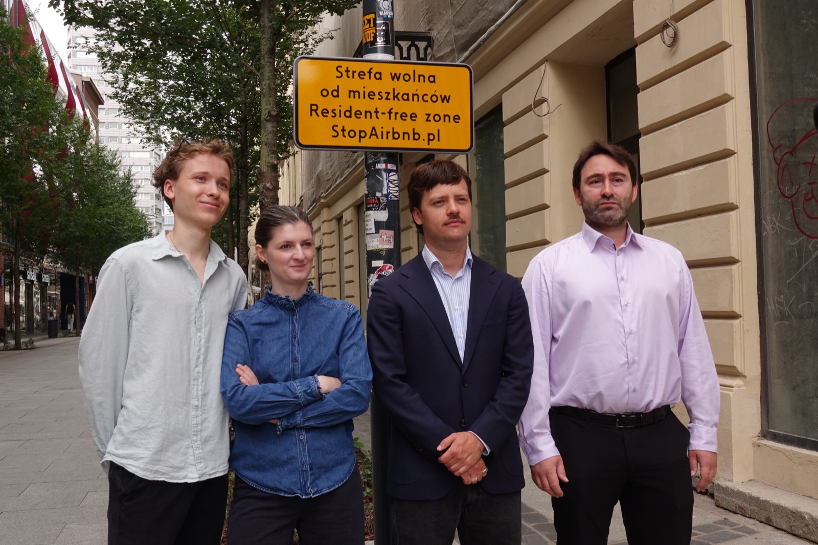 Mikołaj Olejnik, Aleksandra Lelito, Eryk Baczyński i Mikołaj Paja z Miasta Jest Nasze pod znakiem „Strefa wolna od mieszkańców - Resident-free zone - StopAirbnb.pl” na Chmielnej w Warszawie